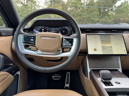 Used 2025 Land Rover Range Rover SE image 18