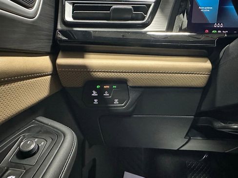 Used 2025 Volkswagen Atlas Cross Sport SE image 17