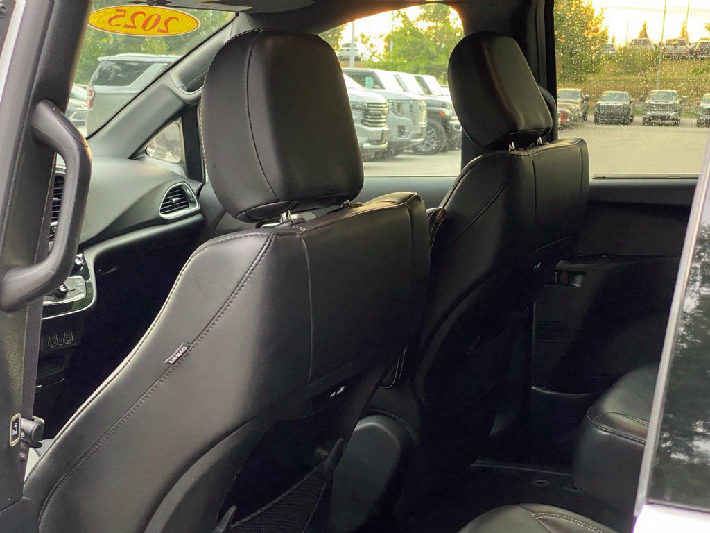 Used 2025 Chrysler Pacifica Select FWD image 26