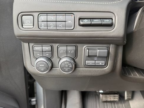 Used 2023 GMC Yukon XL Denali Ultimate AWD/4WD image 26