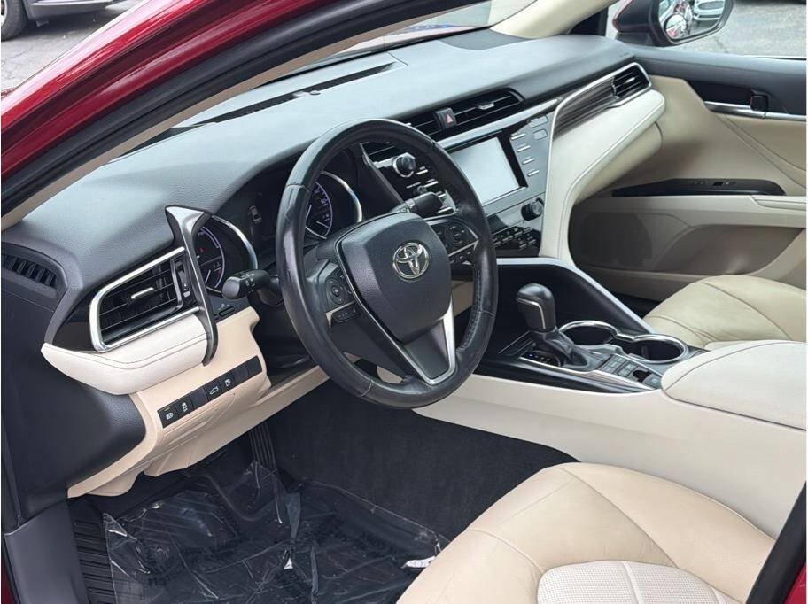 Used 2018 Toyota Camry XLE FWD image 7