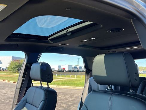 Used 2023 Chevrolet Traverse RS image 21