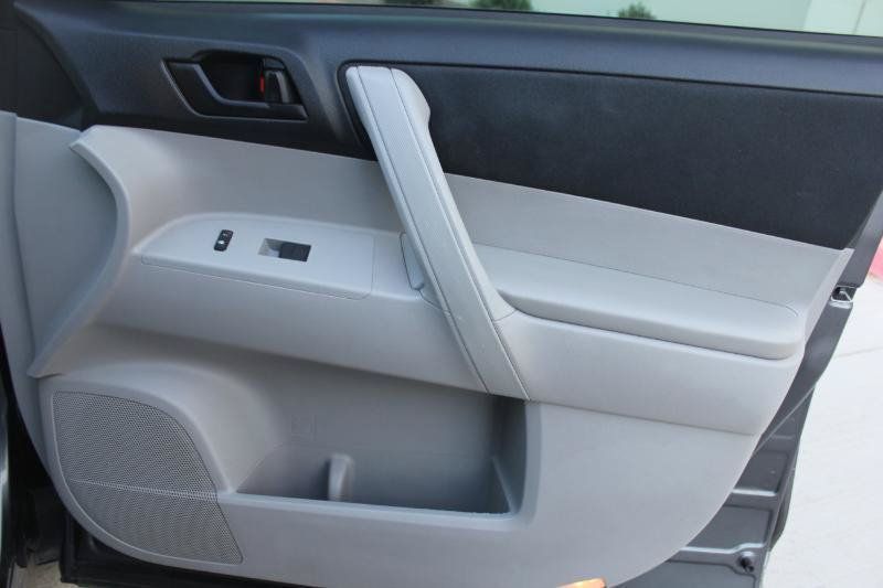 Used 2013 Toyota Highlander 4WD w/ Cold Weather Pkg image 21