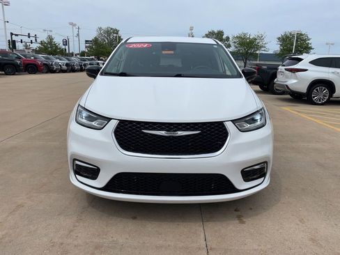 Used 2024 Chrysler Pacifica Touring-L FWD image 3
