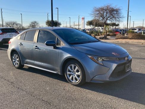 Used 2021 Toyota Corolla LE image 3