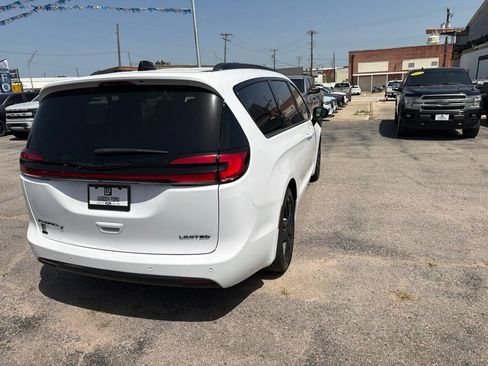 Used 2025 Chrysler Pacifica Limited FWD image 5