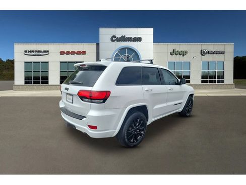Used 2021 Jeep Grand Cherokee Laredo X AWD/4WD image 3