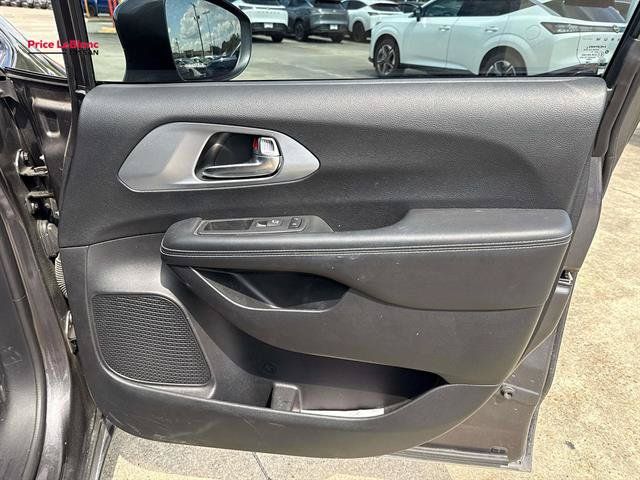 Used 2021 Chrysler Pacifica Touring-L w/ S Appearance Package FWD image 14