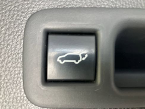 Used 2023 Toyota Highlander L image 33