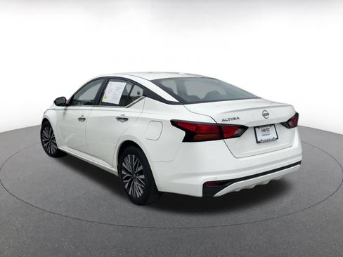 Used 2025 Nissan Altima 2.5 SV FWD image 11