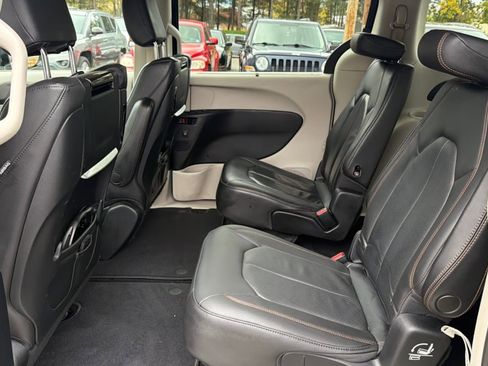 Used 2020 Chrysler Pacifica Touring-L Plus image 11