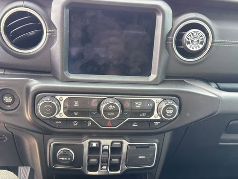 Used 2022 Jeep Gladiator Overland w/ Popular Equipment Package AWD/4WD image 9