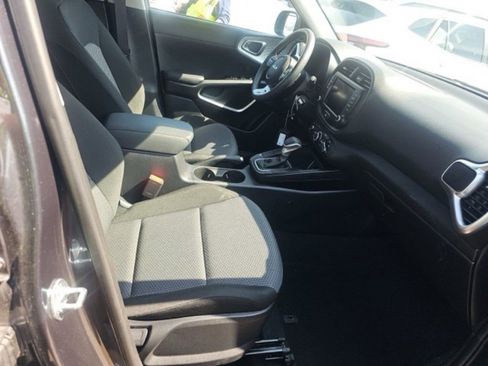 Used 2025 Kia Soul LX FWD image 10