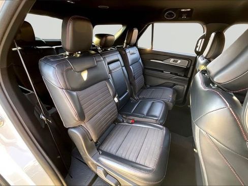 Used 2025 Ford Explorer ST-Line image 17