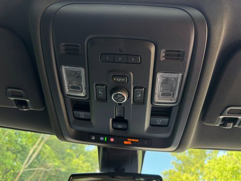 Used 2022 GMC Yukon XL SLT w/ SLT Premium Package AWD/4WD image 44