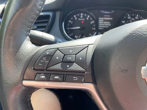 Used 2017 Nissan Rogue SV AWD/4WD image 18
