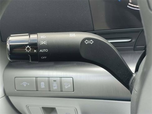 Certified 2025 Hyundai Kona SE image 17