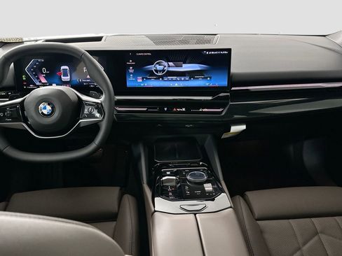 Certified 2025 BMW 530i w/ Premium Package image 19