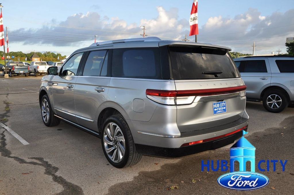 Used 2023 Lincoln Navigator Reserve RWD image 3