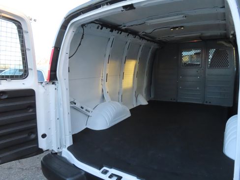 Used 2015 Chevrolet Express 2500 image 10