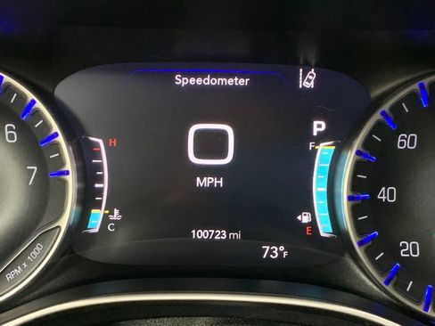 Used 2020 Chrysler Pacifica Limited w/ Tire & Wheel Group FWD image 36