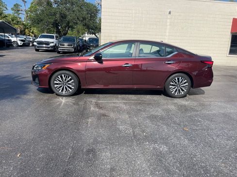 Used 2025 Nissan Altima 2.5 SV FWD image 2
