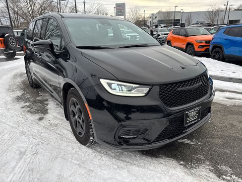 Used 2023 Chrysler Pacifica Limited w/ Uconnect Theater Family Group FWD image 8