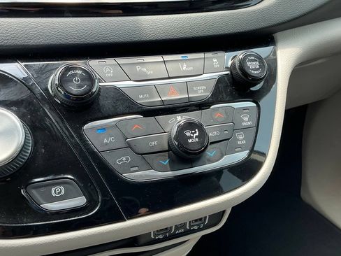 Used 2023 Chrysler Pacifica Touring-L FWD image 44