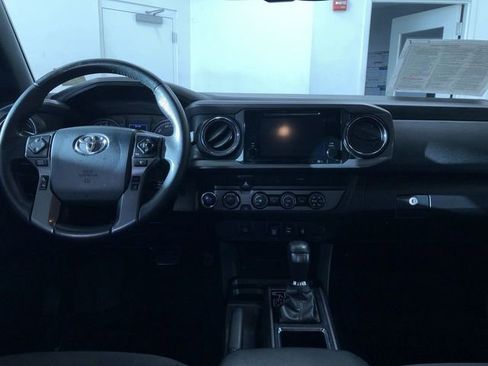 Used 2019 Toyota Tacoma TRD Sport image 12