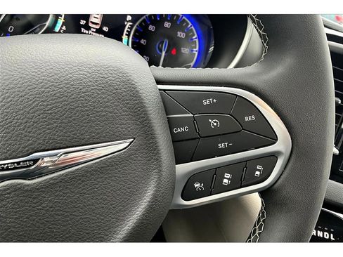 Certified 2024 Chrysler Pacifica Touring-L FWD image 27