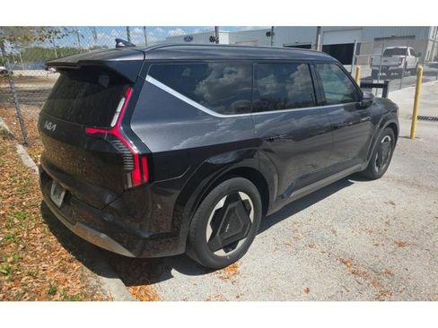 Used 2024 Kia EV9 Land image 3