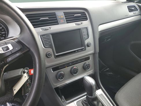 Used 2016 Volkswagen Golf S image 23