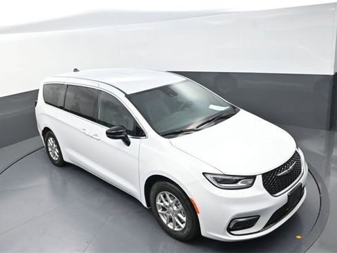 New 2026 Chrysler Pacifica Select image 9
