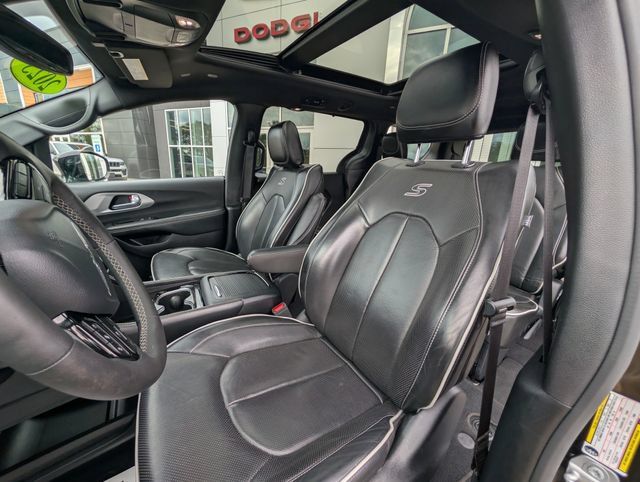 Used 2025 Chrysler Pacifica Limited FWD image 12