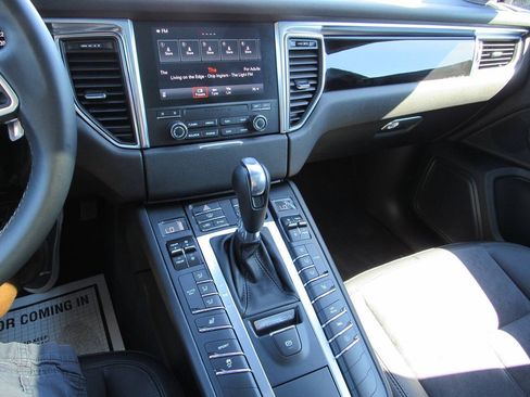 Used 2018 Porsche Macan AWD/4WD image 31