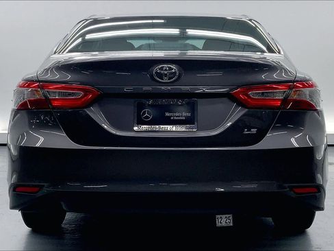 Used 2018 Toyota Camry LE image 3
