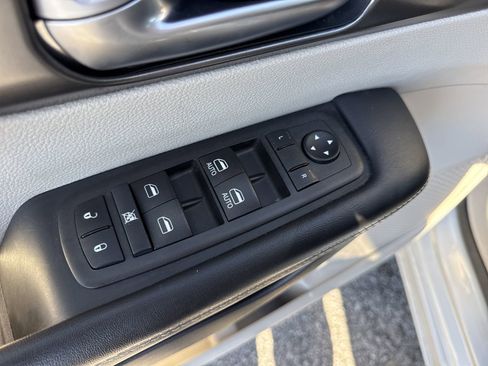 Used 2024 Chrysler Pacifica Touring-L image 16