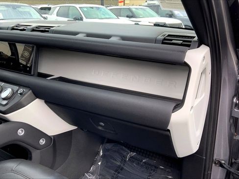 Used 2023 Land Rover Defender 110 SE image 18