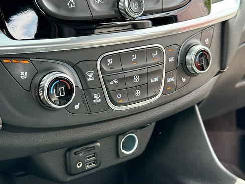 Used 2023 Chevrolet Traverse Premier AWD/4WD image 11