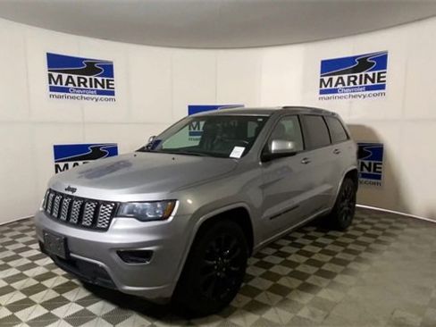 Used 2017 Jeep Grand Cherokee Altitude image 6