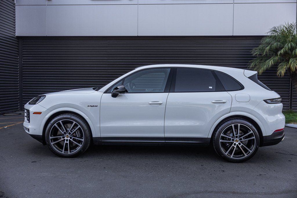 Certified 2025 Porsche Cayenne E-Hybrid AWD/4WD image 2