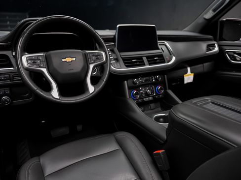 Used 2024 Chevrolet Suburban LT w/ Luxury Package RWD image 2