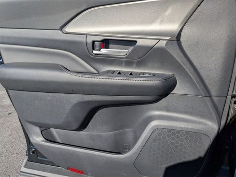 Used 2025 Toyota Grand Highlander AWD image 13