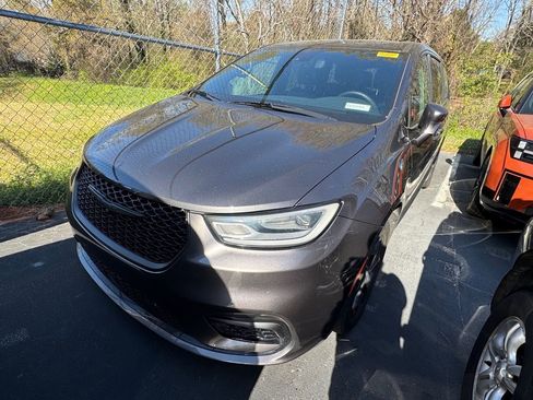 Used 2022 Chrysler Pacifica Limited w/ Uconnect Theater Family Group image 10