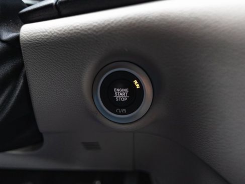 Used 2024 Chrysler Pacifica Touring-L image 22