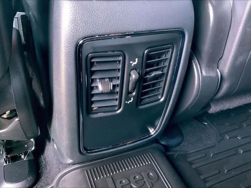 Used 2019 Jeep Grand Cherokee Laredo RWD image 35