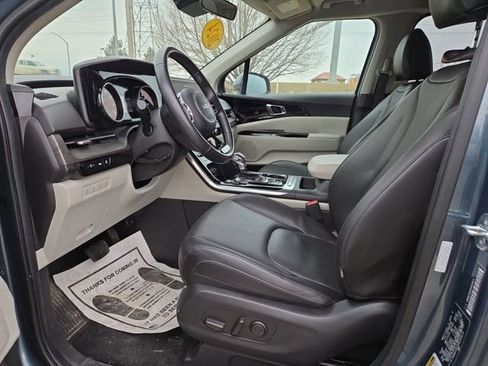 Used 2024 Kia Carnival EX image 2