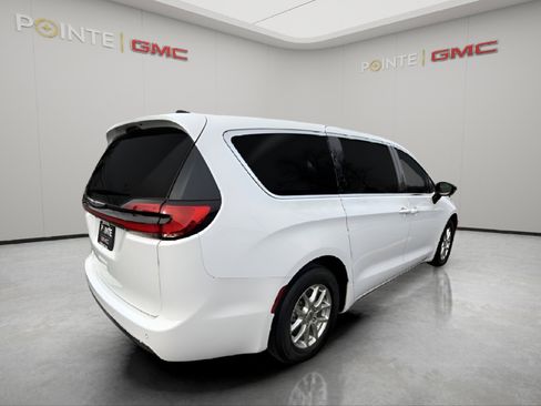 Used 2024 Chrysler Pacifica Touring-L image 4