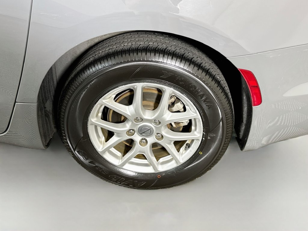 Used 2025 Chrysler Pacifica Select FWD image 36