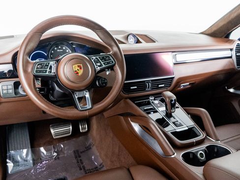 Used 2023 Porsche Cayenne Turbo image 2